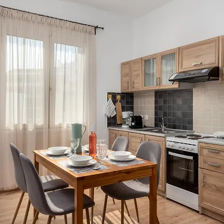 Апартаменти Rhodes